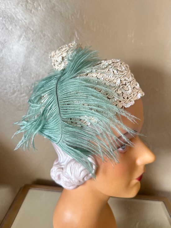 FESTIVE 1950\'s IVORY & SEQUIN LACE COCKTAIL HAT + GREEN OSTRICH FEATHER main image 6